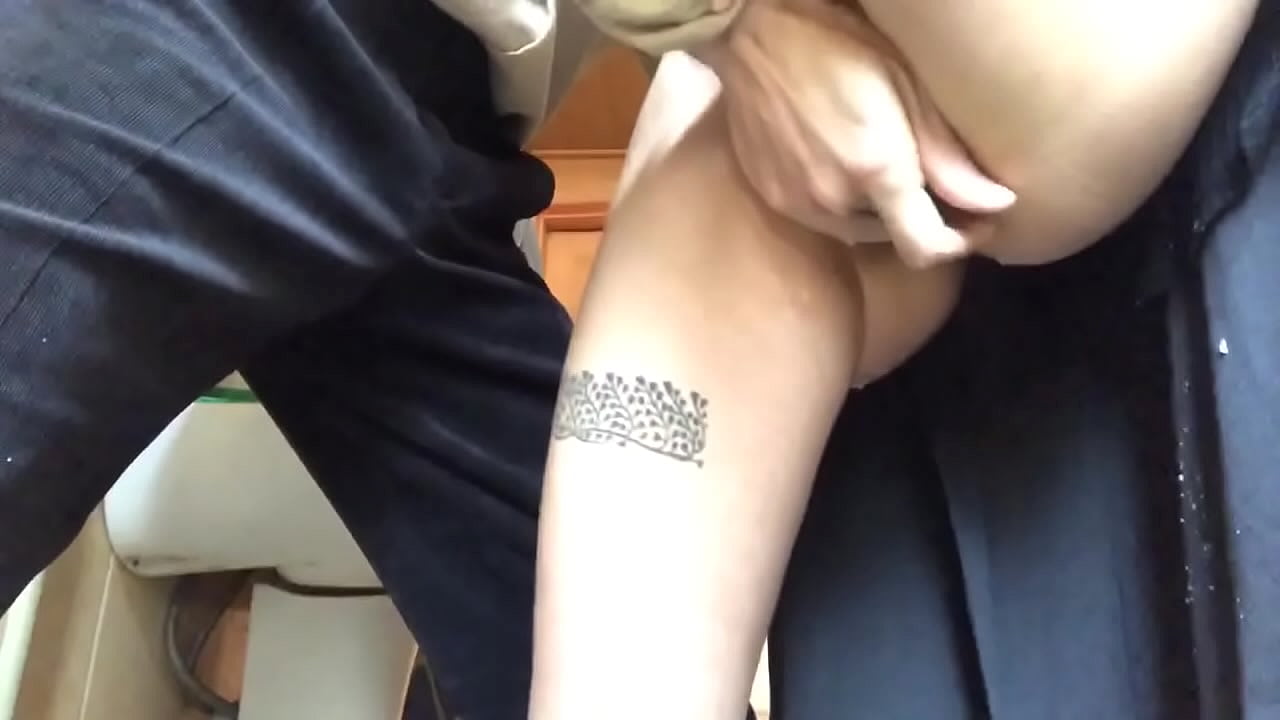 Pag-squirt sa banyo sa eskuylahan, usa ka tinuod nga frothy orgasm - gibuhat sa akong magtutudlo ang iyang labing maayo