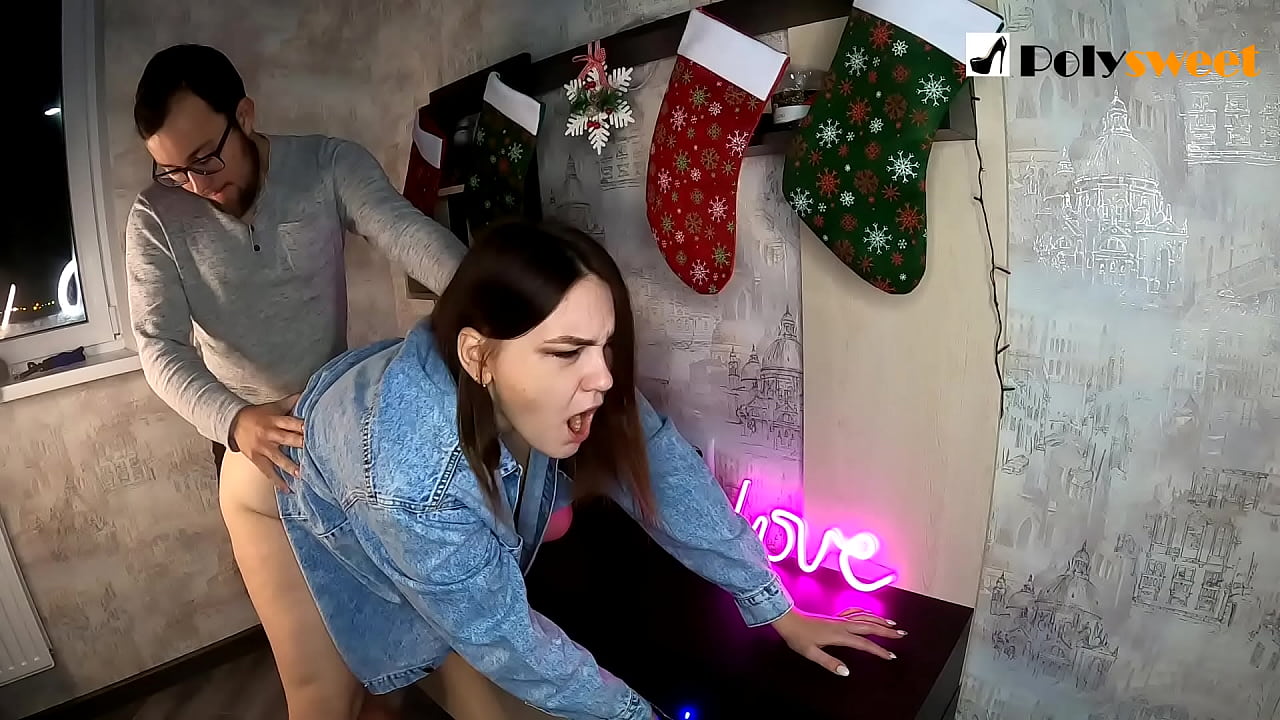 Ang lalaki nalingaw sa pagpakighilawas sa usa ka gwapa nga babaye nga adunay ponytail sa asno gamit ang iyang baba ug dick