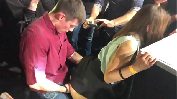 Tinuod nga sekso sa usa ka nightclub sa Russia. Ang 18-anyos nga Ruso nga babaye sa anus ug puwerta nakighilawas sa usa ka nightclub